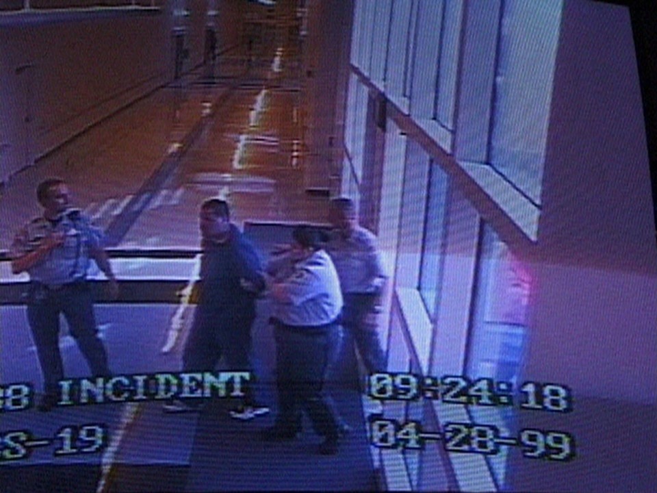 Harun Farocki, I Thought I Was Seeing Convicts, 2000