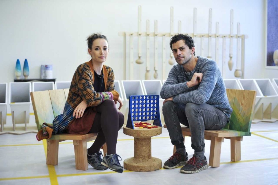 Shay Alkalay e Yael Me (Raw Edges) nel loro studio a Londra. Courtesy Vitra, foto Marek Iwicki