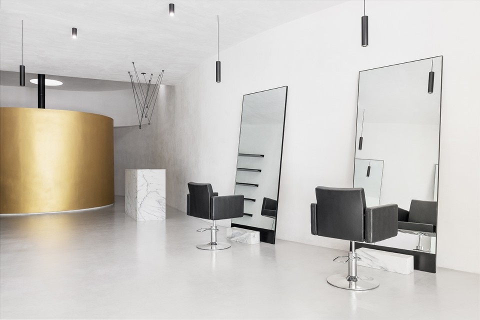 Lisbon. A retrofuturistic hairdressing salon designed by Objecto
