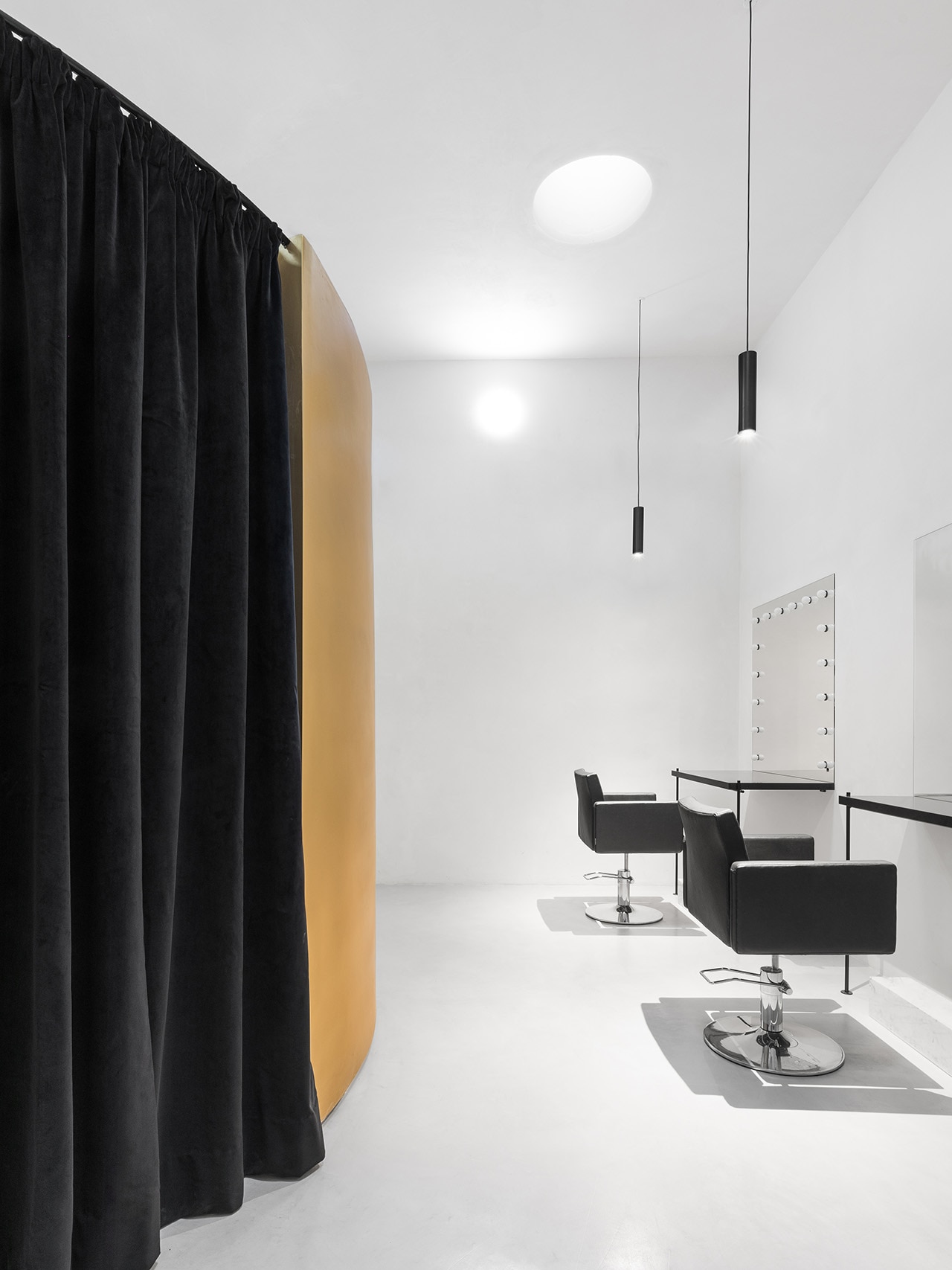 Lisbon. A retrofuturistic hairdressing salon designed by Objecto