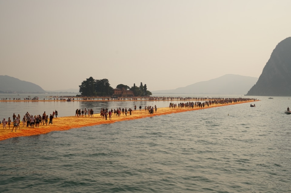 Christo e Jeanne-Claude, The Floating Piers, Lago d'Iseo, Italia, 2014-16. 