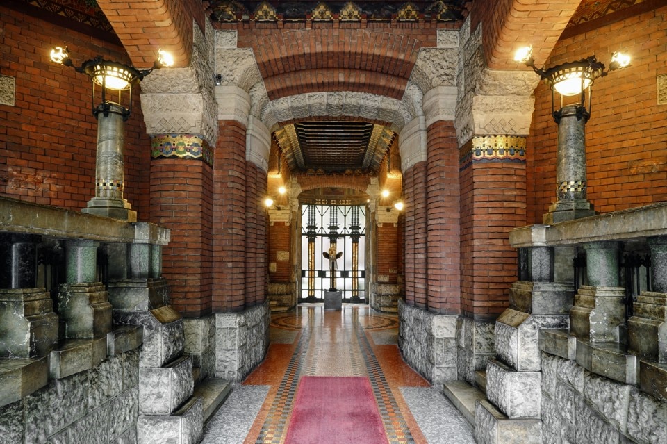 L’atrio a caverna della sontuosa Casa Berri Meregalli in via Cappuccini 8 a Milano, progettata da Giulio Ulisse Arata tra il 1911 e il 1915 con i ferri battuti di Alessandro Mazzucotelli e le ceramiche vetrificate di Villeroy & Boch.  