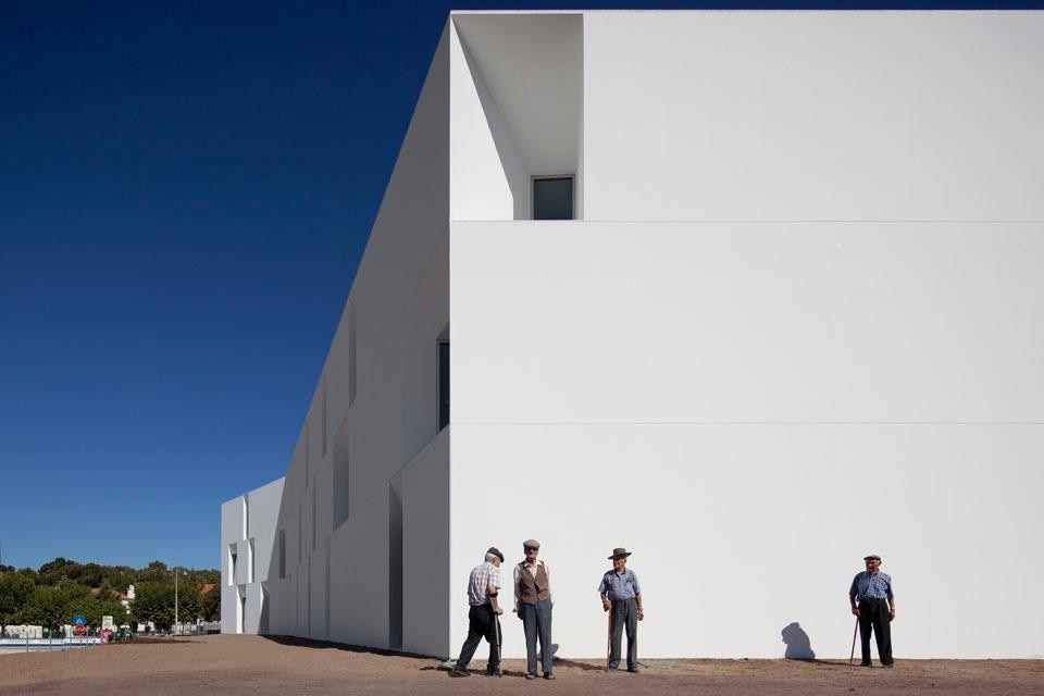 Independents unities aggregate into a unique body, whose design is expressive and clear.