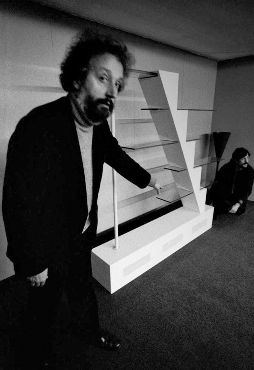 1979 Andrea Branzi during the installation of <i>Le stanze inquietanti</i> (disturbing rooms) project for Alchemy, at the  Trienniale