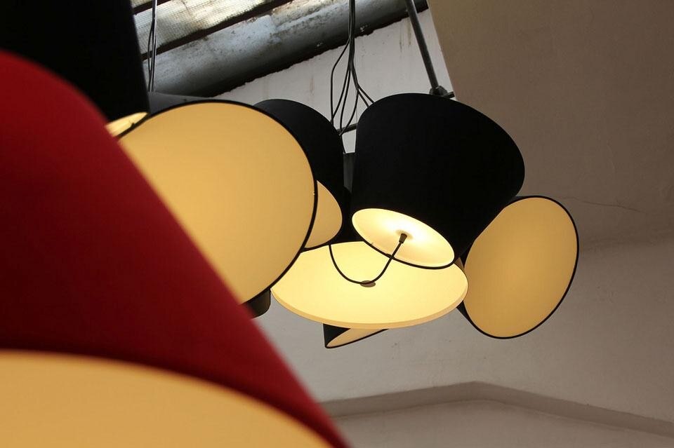 Tam Tam by Fabien Dumas for Marset is a suspension lamp built out of 3 to 5 small lampshades arranged around a central larger lampshade.