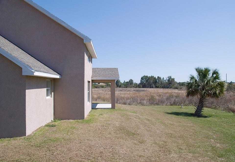 <i>Landscaped Yard, Lehigh Acres, Florida,</i> 2009. © Daniel Kariko.
<i>Landscaped Yard, Lehigh Acres, Florida,</i> 2009. © Daniel Kariko.