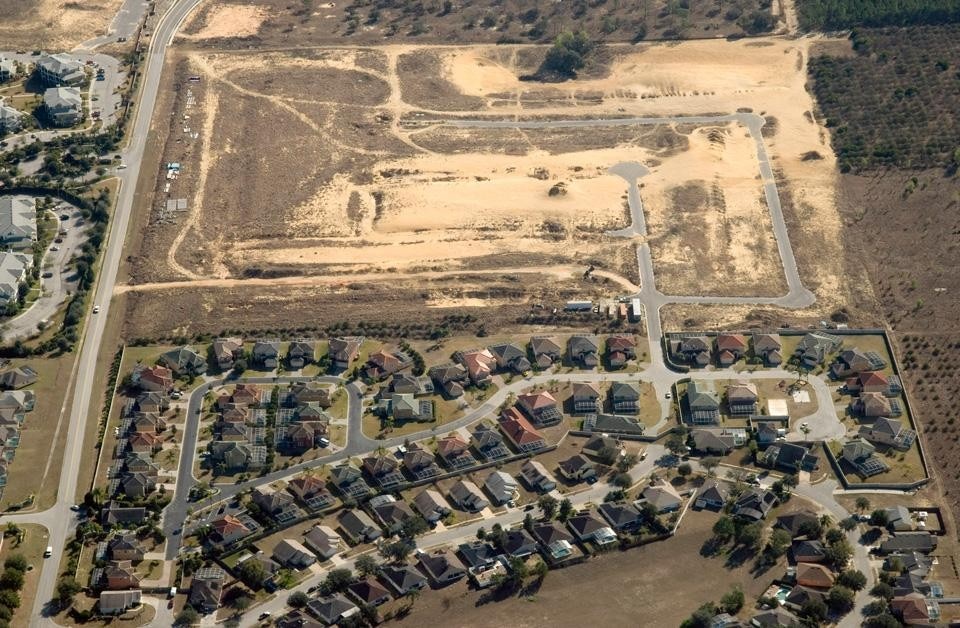 <i>Disappearing Subdivision, Central Florida,</i> 2009. © Daniel Kariko.
