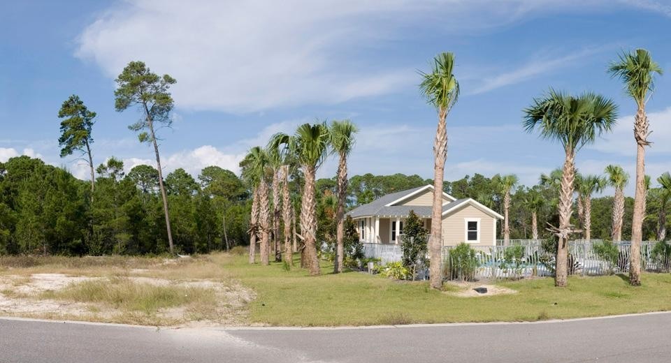 <i>Carabell Poolhouse, Central Florida,</i> 2009. © Daniel Kariko. <i>Carabell Poolhouse, Central Florida,</i> 2009. © Daniel Kariko.