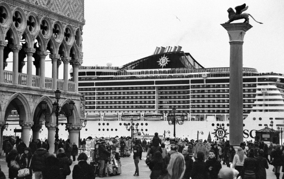 Gianni Berengo Gardin, <i>Venezia e le grandi navi</i>. © Gianni Berengo Gardin-Courtesy Fondazione Forma per la Fotografia