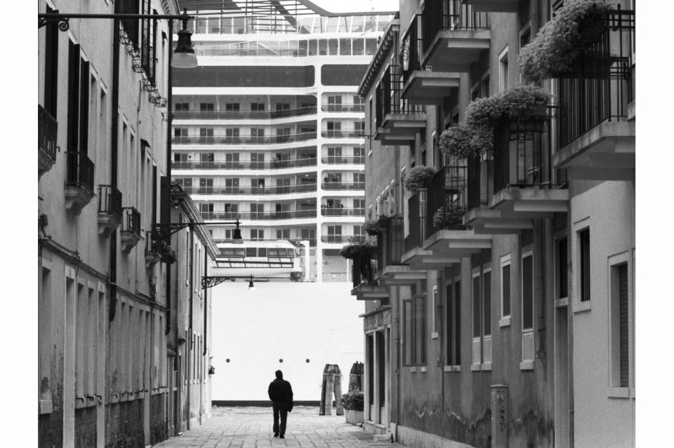 Gianni Berengo Gardin, <i>Venezia e le grandi navi</i>. © Gianni Berengo Gardin-Courtesy Fondazione Forma per la Fotografia Gianni Berengo Gardin, <i>Venezia e le grandi navi</i>. © Gianni Berengo Gardin-Courtesy Fondazione Forma per la Fotografia