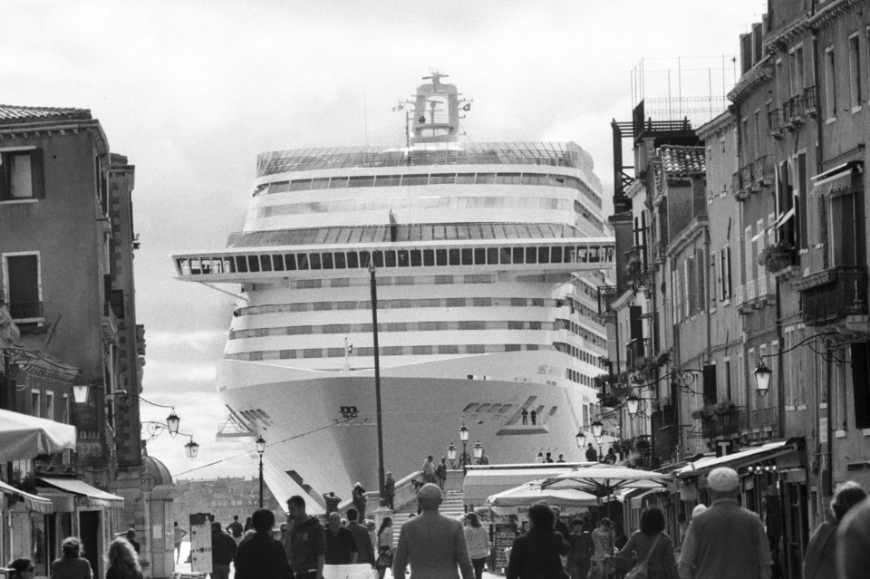 Gianni Berengo Gardin, <i>Venezia e le grandi navi</i>. © Gianni Berengo Gardin-Courtesy Fondazione Forma per la Fotografia Gianni Berengo Gardin, <i>Venezia e le grandi navi</i>. © Gianni Berengo Gardin-Courtesy Fondazione Forma per la Fotografia