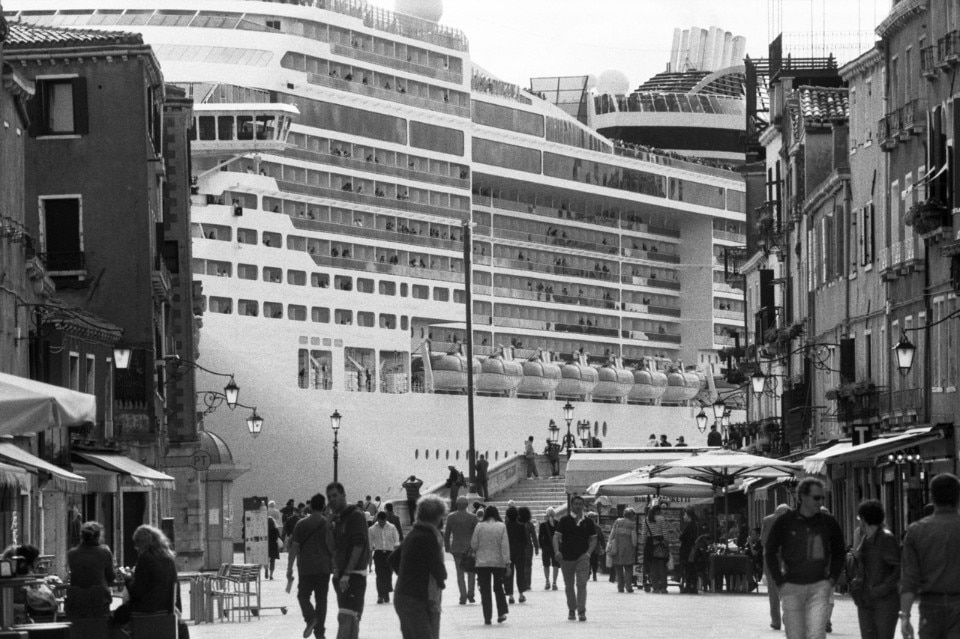 Gianni Berengo Gardin, Venezia e le grandi navi. © Gianni Berengo Gardin-Courtesy Fondazione Forma per la Fotografia