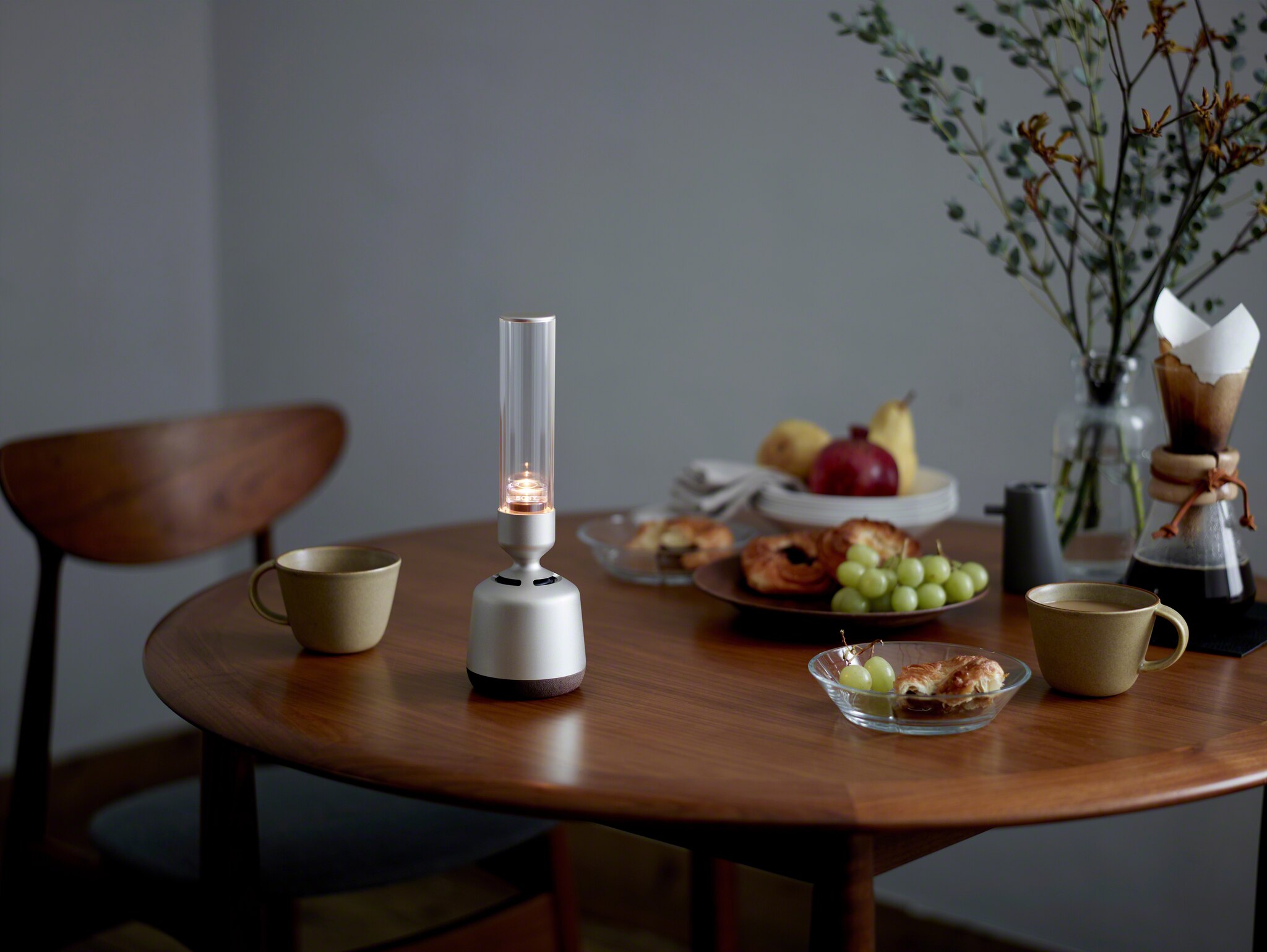 CES 2019: Sony's new Glass Sound Speaker looks like a candle - Domus