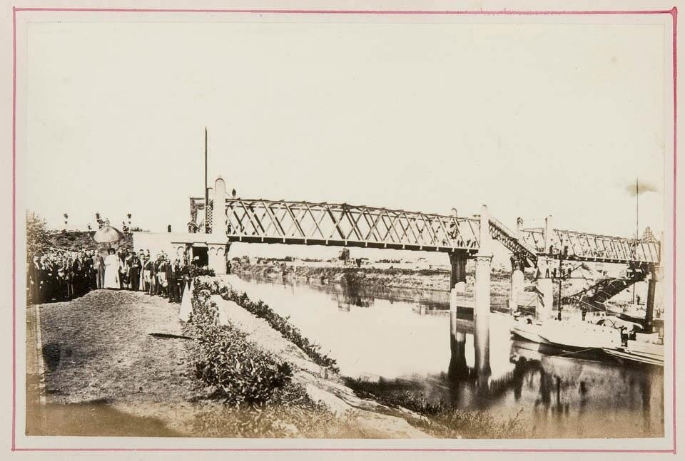 Gioacchino Altobelli e Pompeo Molins, <i>Il ponte Tevere, Roma, visitato da Papa Pio IX il 222 ottobre</i> 1863 (tavola non numerata, in <i>Ragguaglio delle cose private dal Ministero del Commercio, belle arti, industria, agricoltura e lavori pubblici dall’anno 1859 al 1864</i>, Governo Pontificio, Roma, 1864). 