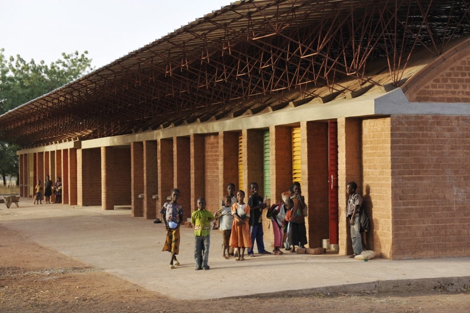 Primary school extention, Gando, Burkina Faso, 2001 (photo Jan Ouwerkerk)