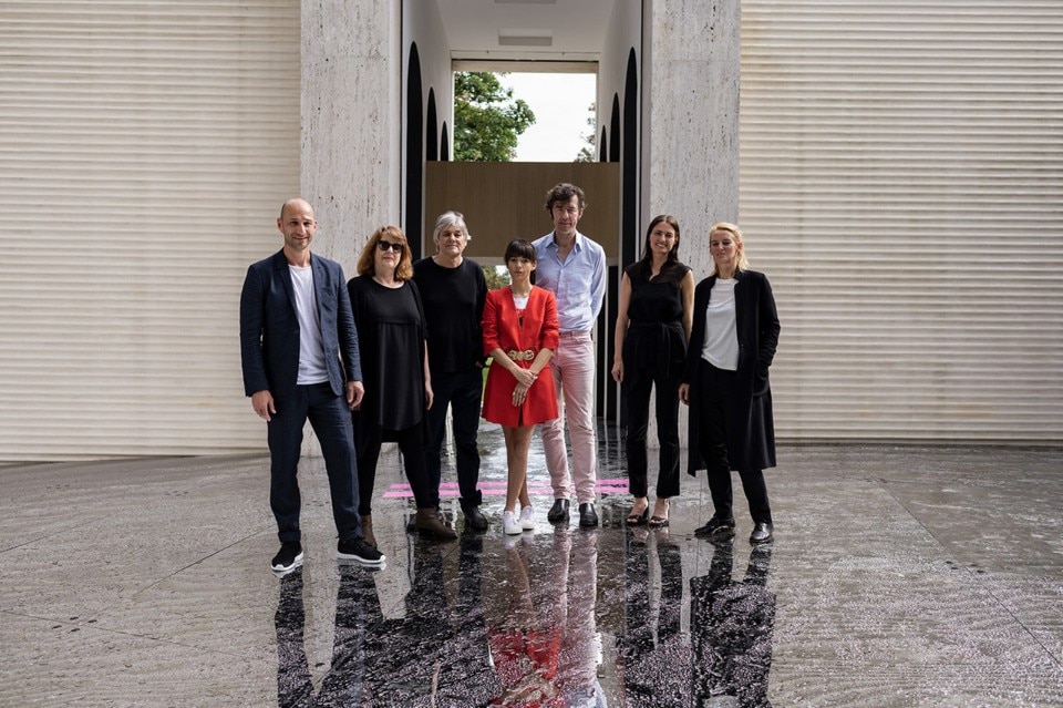 Il team del padiglione Austria 2018: Frank Ludin, Marta Schreieck, Dieter Henke, Jessica Walsh, Stefan Sagmeister, Verena Konrad, Kathrin Aste. Foto Darko Todorovic Il team del padiglione Austria 2018: Frank Ludin, Marta Schreieck, Dieter Henke, Jessica Walsh, Stefan Sagmeister, Verena Konrad, Kathrin Aste. Foto Darko Todorovic