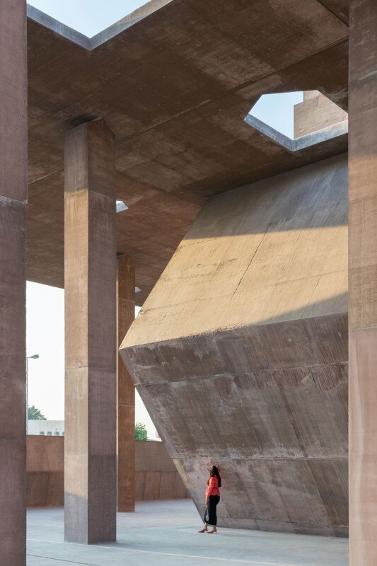 L’unico volume chiuso dell’edificio è l’enigmatico blocco con funzioni di accoglienza e museali, articolato su tre piani. Foto Iwan Baan L’unico volume chiuso dell’edificio è l’enigmatico blocco con funzioni di accoglienza e museali, articolato su tre piani. Foto Iwan Baan