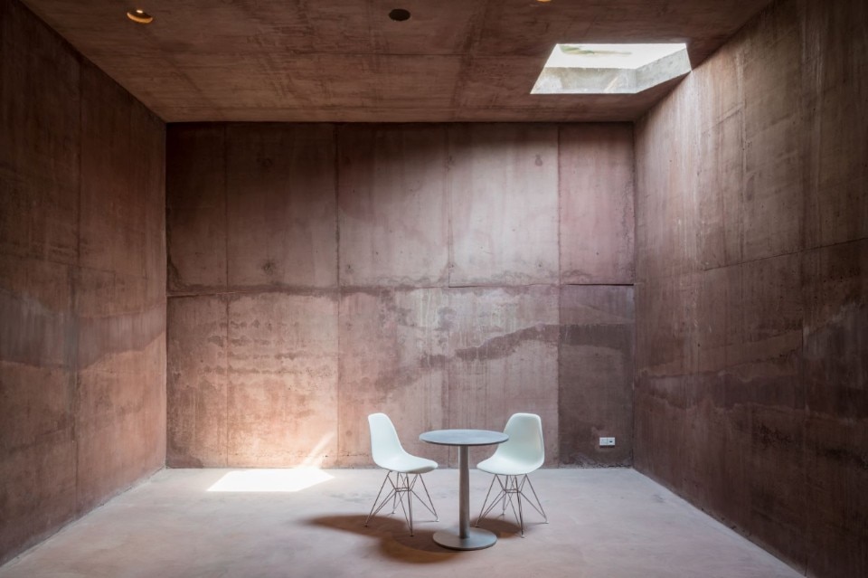 One of the inner rooms, illuminated by skylights. Photo Iwan Baan