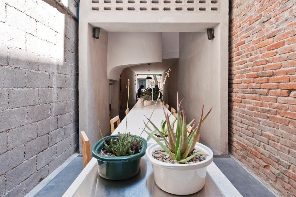 Principal: Vista interior del Café Zena en la Colonia San Miguel Chapultepec en la Ciudad de México. Primer proyecto del grupo multidisciplinar Tienda de Comercios. Arriba: Vista del estrecho Café Zena desde el interior hacia la calle. 