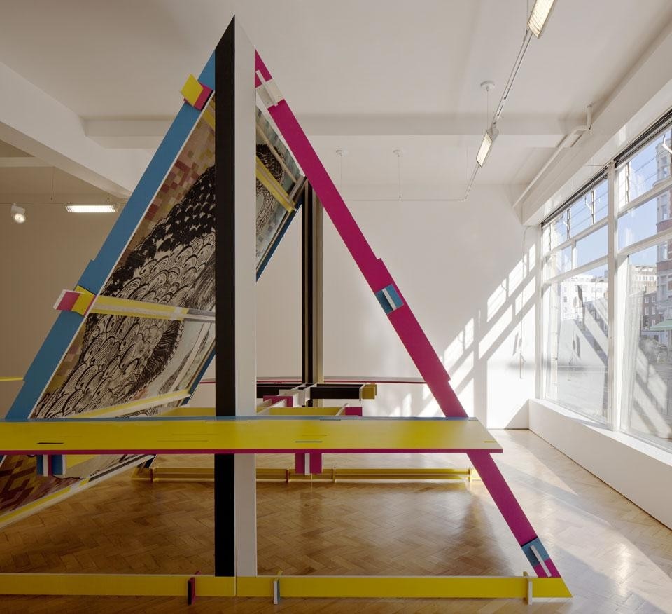 Principal y arriba: M/M (Paris), Vista de instalación de <em>The Carpetalogue</em> Gallery Libby Sellers, Londres