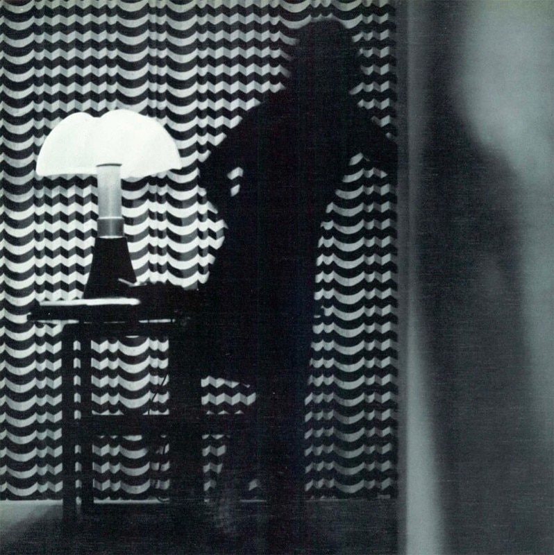 Gae Aulenti, lampada Pipistrello, 1965. Foto © Casali-Domus. Da Domus 438, maggio 1966