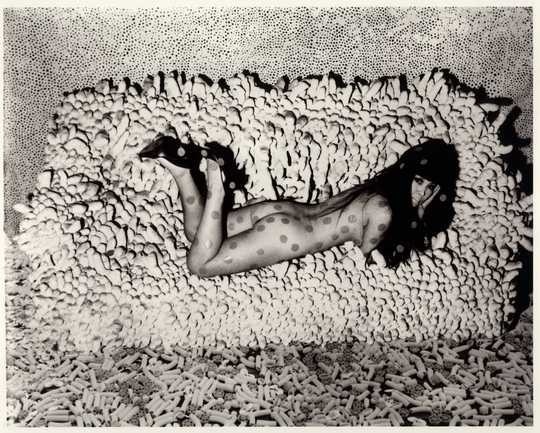 Yayoi Kusama, Untitled, collage fotografico, ca. 1966, Kusama reclining on Accumulation No.2, 1966. Courtesy Ota Fine Arts, Tokyo/Singapore/Shanghai e Victoria Miro, London/Venice. © YAYOI KUSAMA
