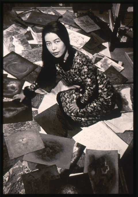 Ritratto di Yayoi Kusama nella sua stanza nella casa dei genitori a Matsumoto, 1957 circa. Courtesy Yayoi Kusama Studio, Inc