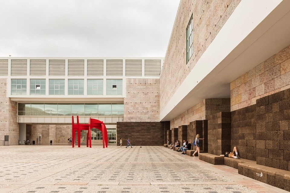 José Neves, A square in summer, Lisbon, 2017