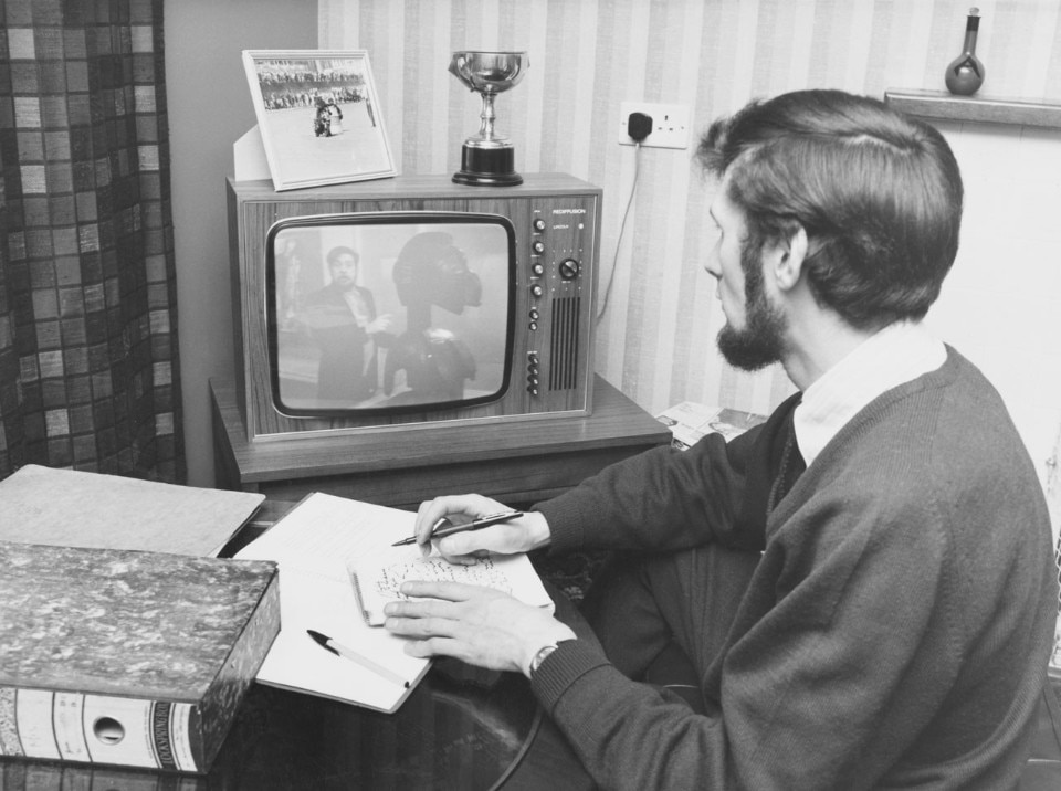 Uno studente assiste a una trasmissione della Open University alla TV, 9 febbraio 1971. Photo Peter Trulock. Hulton Archive, Getty Images