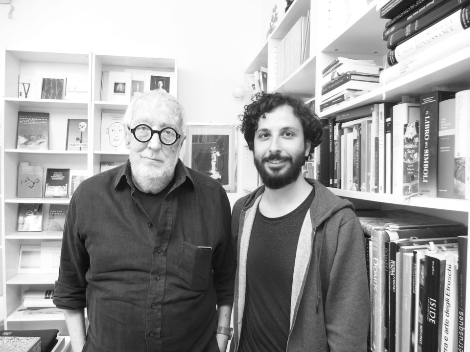 Andrea Branzi, a sinistra, e Angelo Renna, nello studio di Branzi a Milano