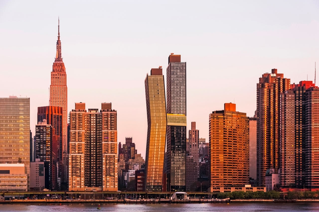 The glass skybridge linking American Copper Buildings - Domus