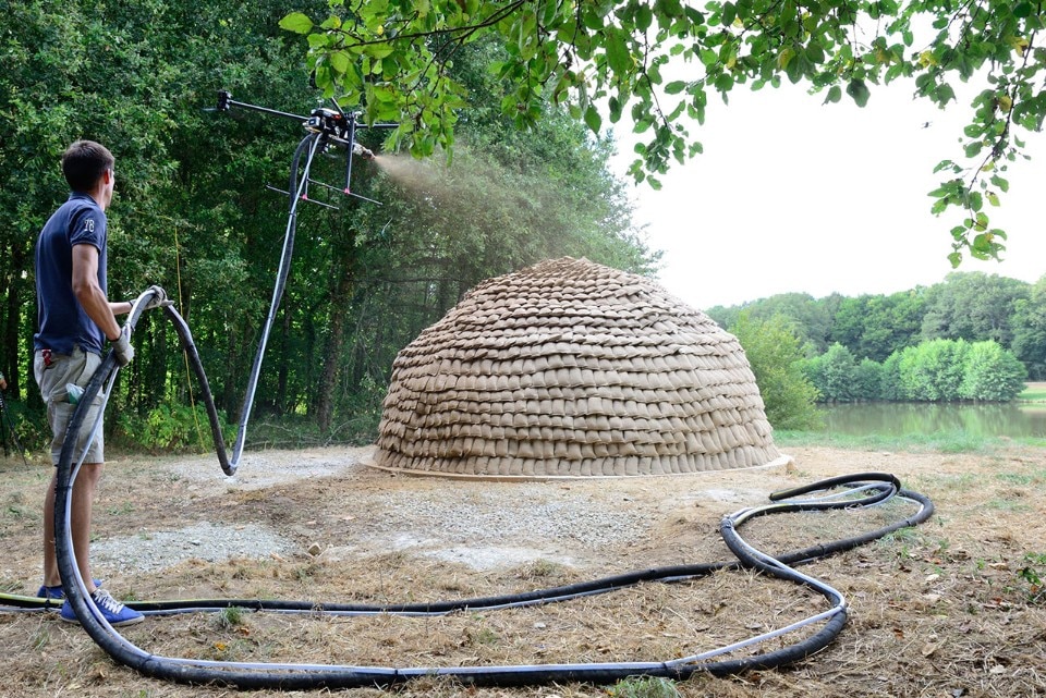 Spruzzatura della struttura realizzata preso al Domaine de Boisbuchet in Francia durante l'estate 2018,  foto Alina Cristea © CIRECA Domaine de Boisbuchet
