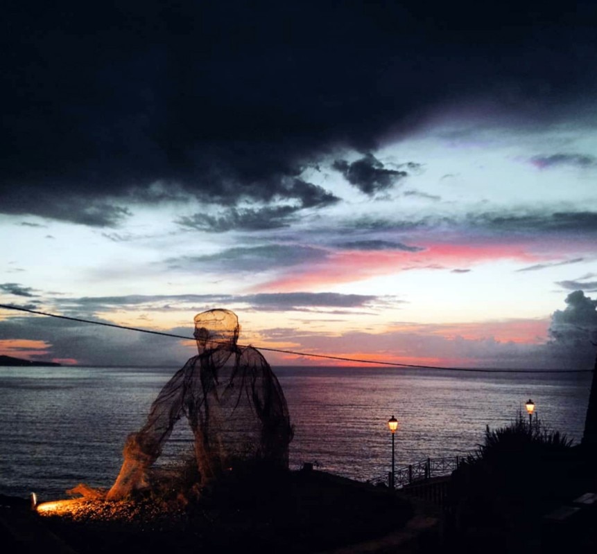 Edoardo Tresoldi, Il collezionista di Venti, Mura Mura Fest Pizzo Calabro(VV), Italy, 2013. Photo Francesca Pochì Edoardo Tresoldi, Il collezionista di Venti, Mura Mura Fest Pizzo Calabro(VV), Italy, 2013. Photo Francesca Pochì