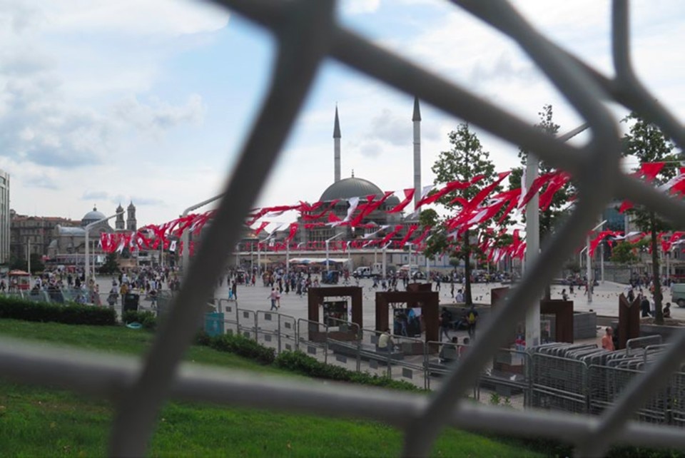 Vista su Piazza Taksim dal parco Gezi, dove una pattuglia di polizia con carri armati è permanentemente in servizio