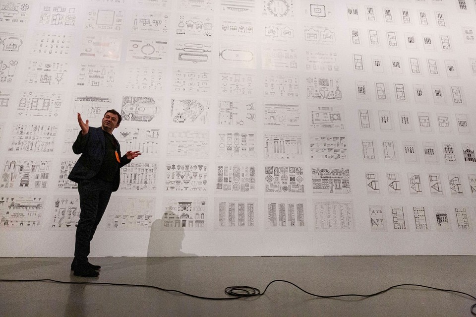 Éric Lapierre nelle sale di “Economy of Means” al MAAT Central Tejo. Foto Lorenzo Roncaglione