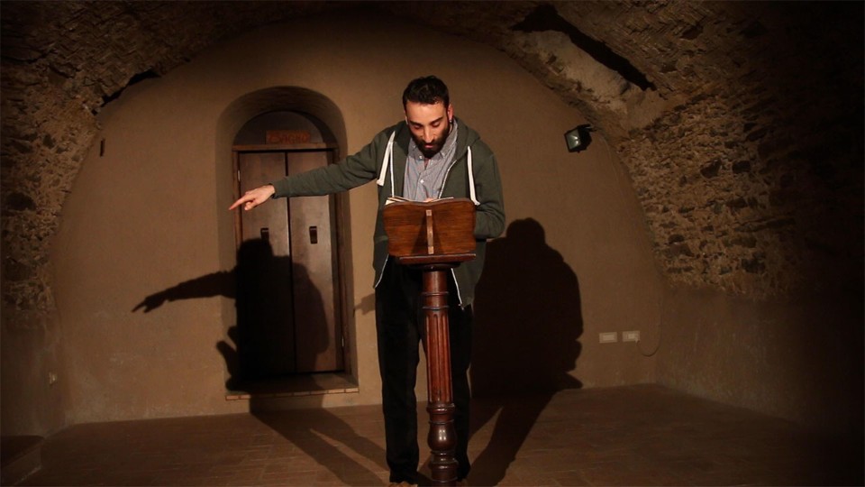 La performance di Walter Rizzuto nella sede di Ex Convento. Foto Francesca Naccarato La performance di Walter Rizzuto nella sede di Ex Convento. Foto Francesca Naccarato