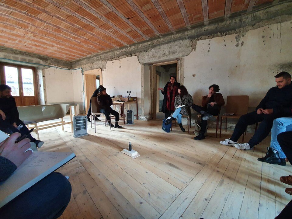 Uno dei momenti d’incontro presso la Casa di Belmondo, a Belmonte Calabro. Foto Cristiano Insola