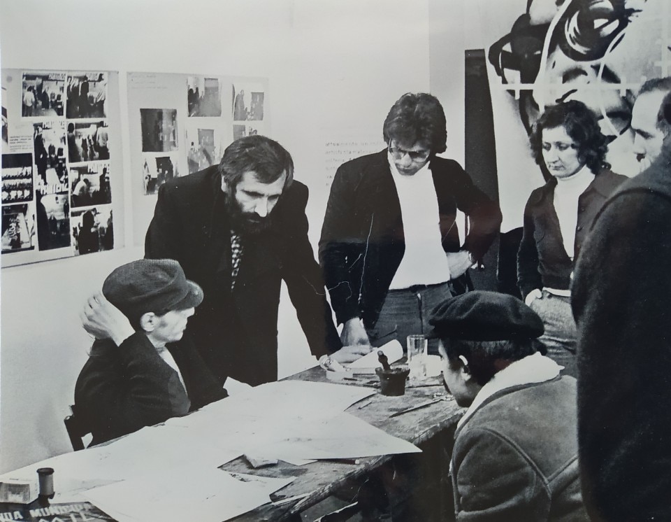 Incontro di lavoro presso la Galleria di Porta Ticinese, 1974. Foto Giovanni Rubino