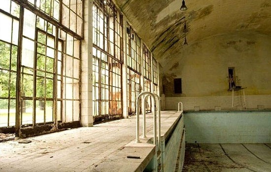 The swimming pool at the Olympic village in Berlin. Photo abandonednow.blogspot.com