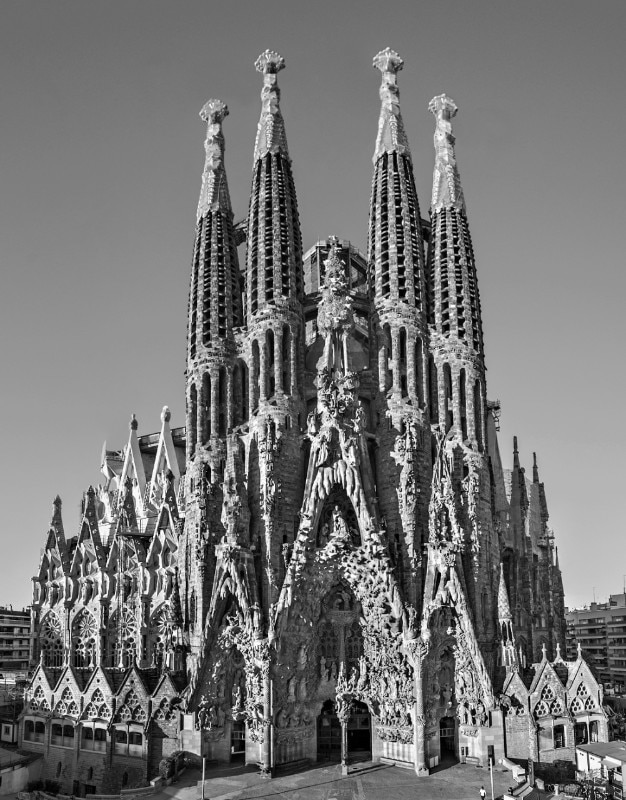 Facciata della Natività della Basilica e Chiesa Espiatoria della Sacra Famiglia a Barcellona, Spagna. 