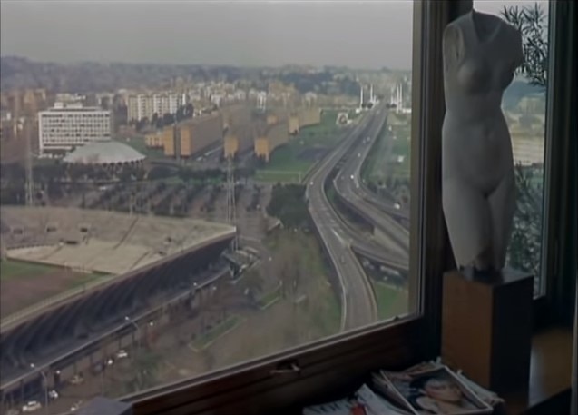 Il raffinato appartamento borghese di Alberto Sordi e Monica Vitti in Amore Mio Aiutami (1969).
