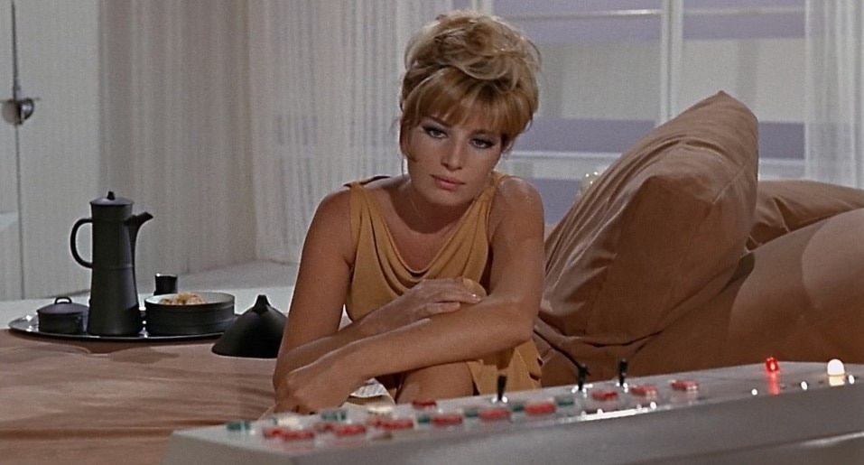 Il set di Modesty Blaise (1966) strizza l'occhio ai fumetti e ad un design dal gusto Sci-Fi. Foto: frame da film.