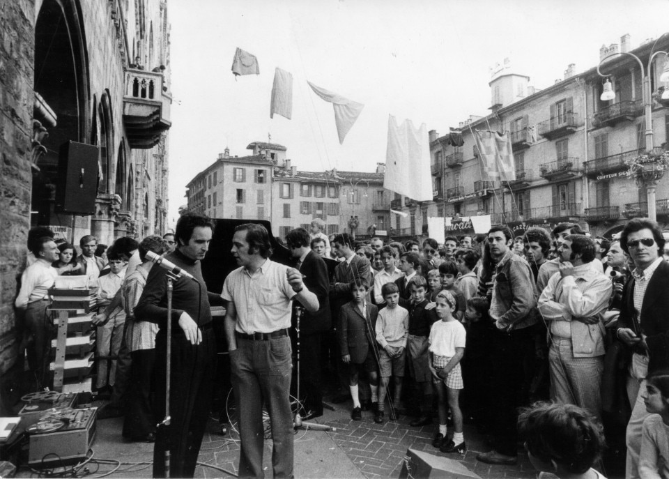 Gianni Pettena con Giuseppe Chiari, Laundry Campo Urbano, Como, 1969. Courtesy © Gianni Pettena