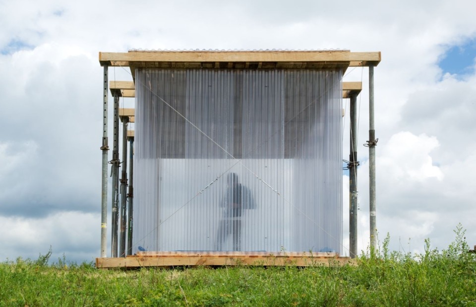 Nuno Pimenta, Frederico Martins, The Hedonist, 2014. 3 x 4.80 x 2.80 m. Pallet, puntelli in acciaio, travi di legno, lastra in fibra di vetro grecata trasparente, tende, cavo d’acciaio, torce elettriche. The Hedonist è una camera d’albergo temporanea costruita con materiali riciclati, riciclabili o riutilizzati e un budget limitato di 250 euro. Foto © Rui M. Veira + Miguel C. Tavares Nuno Pimenta, Frederico Martins, The Hedonist, 2014. 3 x 4.80 x 2.80 m. Pallet, puntelli in acciaio, travi di legno, lastra in fibra di vetro grecata trasparente, tende, cavo d’acciaio, torce elettriche. The Hedonist è una camera d’albergo temporanea costruita con materiali riciclati, riciclabili o riutilizzati e un budget limitato di 250 euro. Foto © Rui M. Veira + Miguel C. Tavares