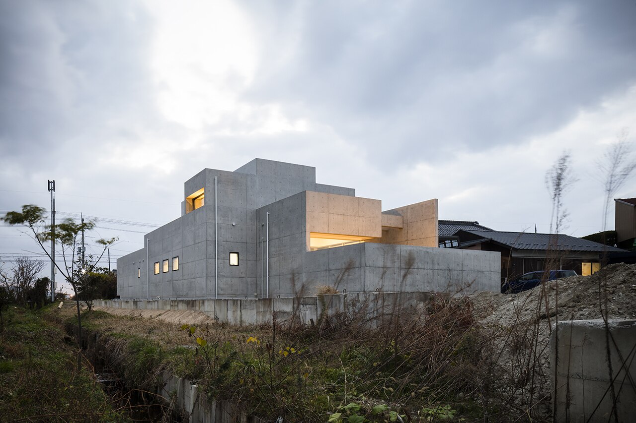 Fluid spaces and concrete patterns define a house in Shiga Domus