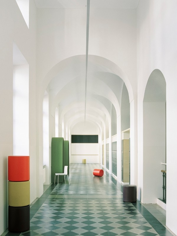 Interni della scuola Giovanni Pascoli, Archisbang associati e Area progetti s.r.l., Torino, 2019. Foto Simone Bossi