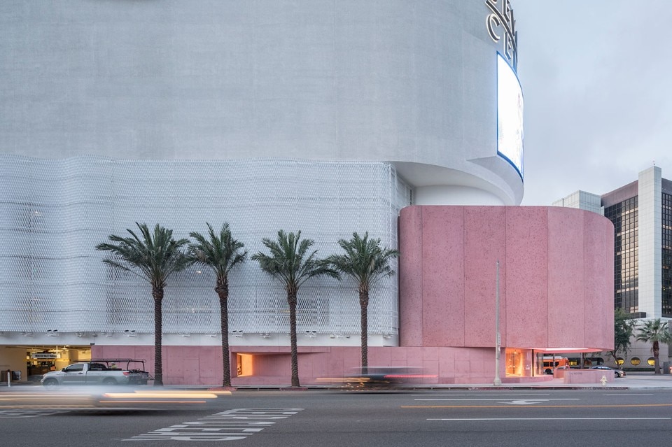 The Webster è incastonato nel corpo dello storico shopping mall Beverly Center, a Los Angeles. Foto Laurian Ghinitoiu