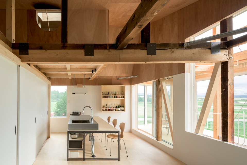 Yoshichika Takagi + Associates, La casa dal tetto deforme di Frano, Hokkaido, Giappone, 2018