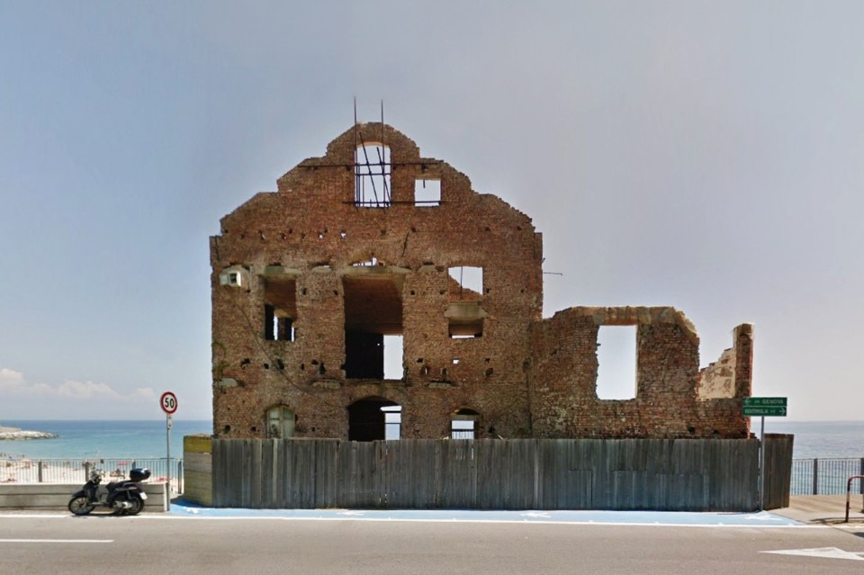 Il faro in stato di rudere