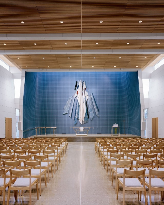 Vista della grande aula della chiesa. Nell’abside trova spazio un fregio decorativo di porcellana smaltata realizzato dagli artisti Espen Dietricson e Marie Buskov